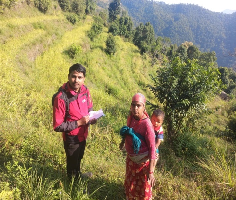 Saurab providing crop advisory support to a farmer during an on-farm visit in Rupa